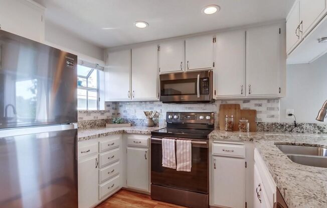 Spacious 2 Bedroom, 2.5 Bath Townhome - Pet Friendly with Modern Amenities!