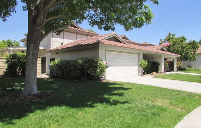 Gorgeous Private  Townhome on Cul-de-Sac--small yard and Patio!  Over 1800 sq ft
