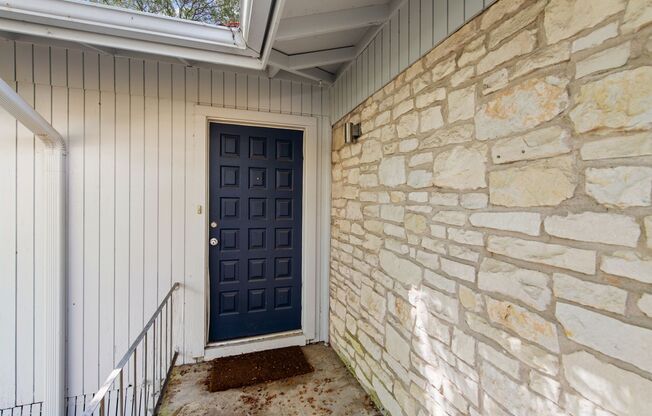 Available MAY: Charming 3 Bed / 2 Bath in Rollingwood - Zoned to Eanes ISD - Large Yard