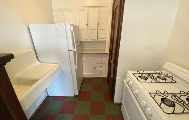 Studio, 1 bath, 400 sqft, $825, Unit 117