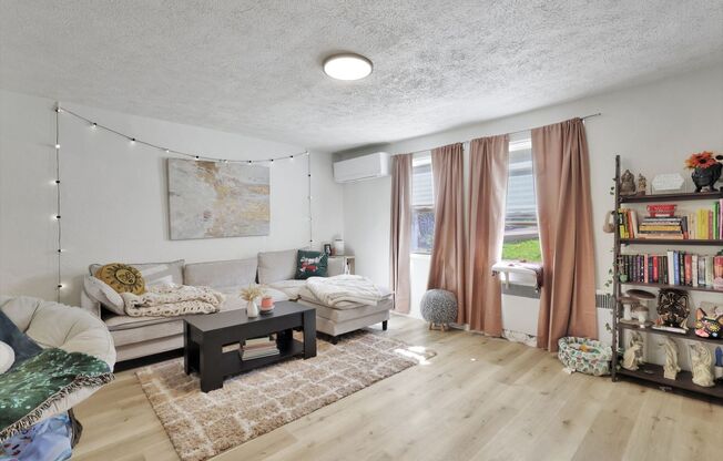 2 beds, 1 bath, 900 sqft, $1,225, Unit 136