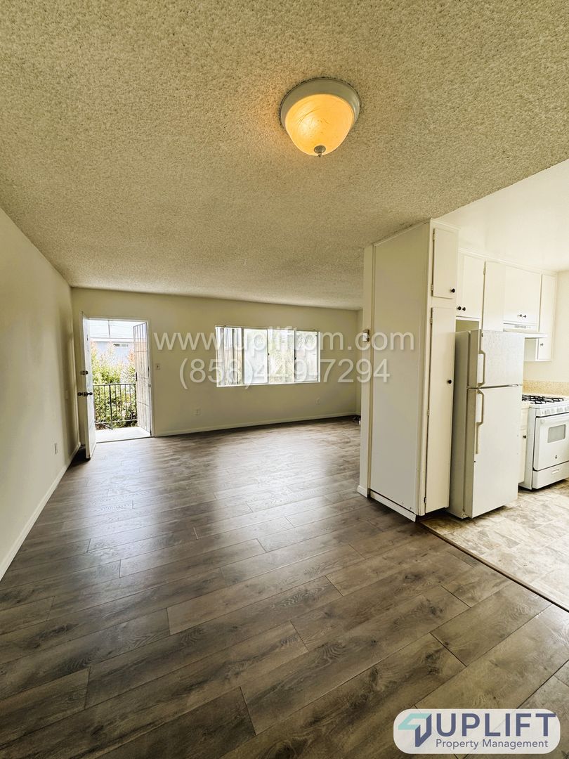 Calla Ave (1041)