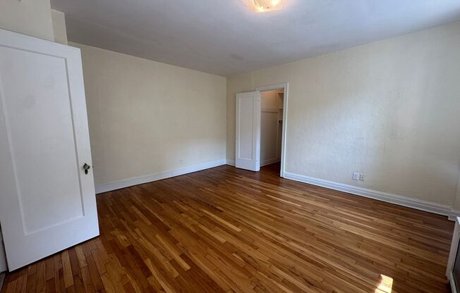Studio, 1 bath, 294 sqft, $1,415, Unit New King Edward  4A3
