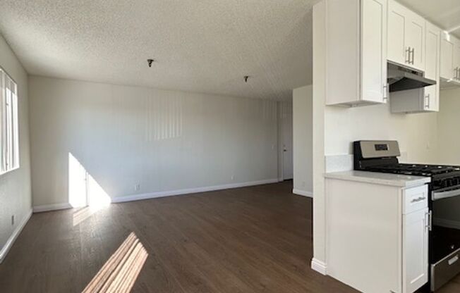 2 beds, 1 bath, $2,250, Unit 04