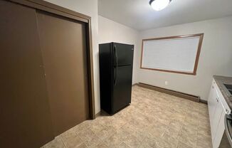 2 beds, 1 bath, $845, Unit 1