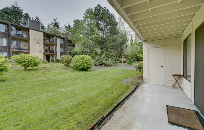 Roomy Remodeled  Kirkland Condo