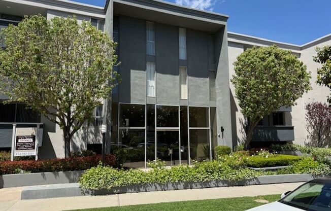 Encino Grand Manor
