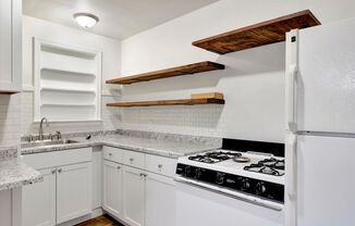 2 BED / 1 BATH HOUSE NEAR CAMPUS W/ CHARMING CHARACTER