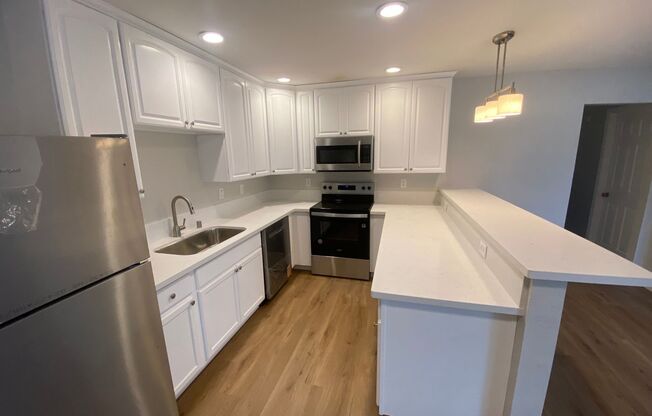 3 Bed, 2 Bath First Floor Condo in Central San Diego! Water/Trash Included!