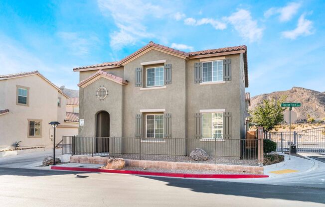 Elegant Gated Living, Prime Location!