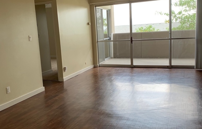 2 beds, 1 bath, 900 sqft, $1,461, Unit 512