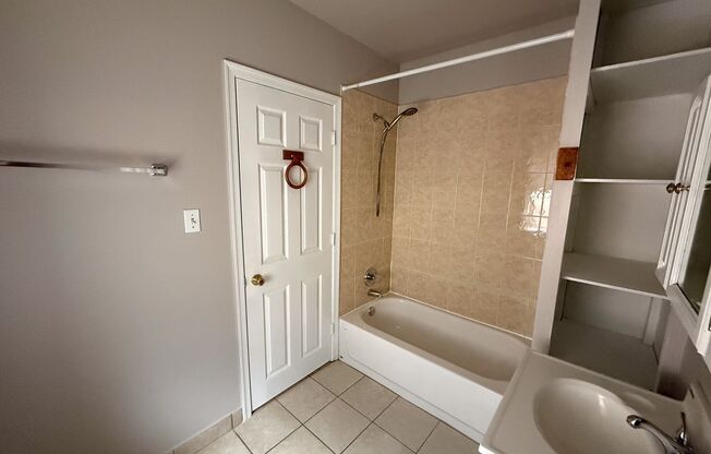2 beds, 1 bath, 736 sqft, $1,350, Unit 6