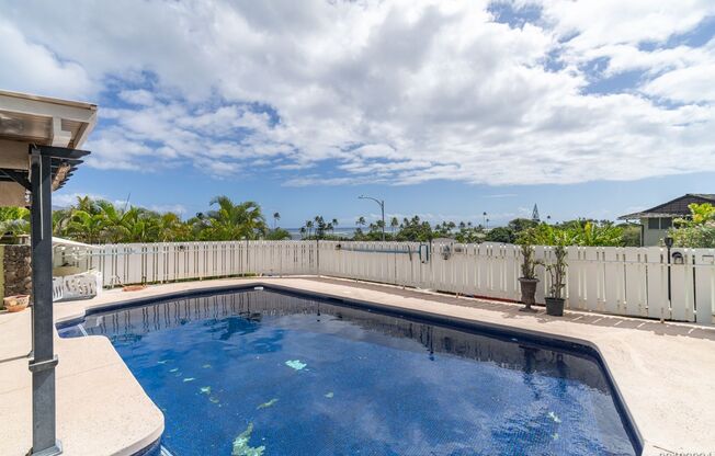 $4000 / 1br 1100ft2 - 1br plus bonus room/1.5ba, Swimming Pool in Waialae Iki, Includes All Utilities, Must See, Call to schedule an Appt!