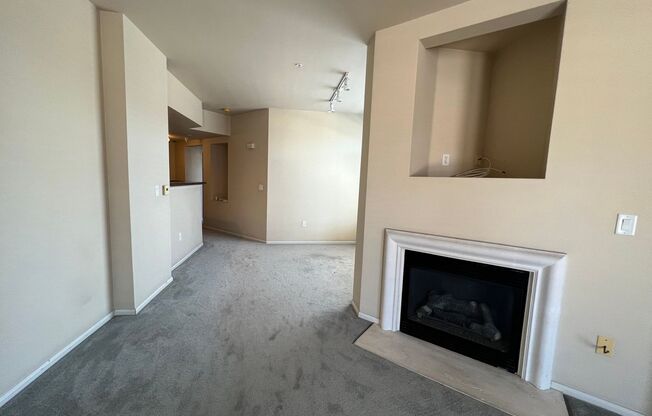 2 bed 2 bath condo with laundry, A/C and fireplace! Heart of Banker's Hill!