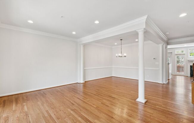 Beautiful 3-level colonial-style town home near Tysons Corner shopping & Silver Line metro stop!