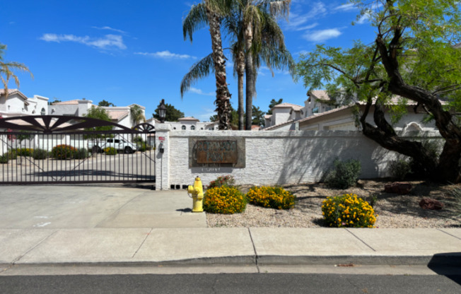 5620 E KELTON LN