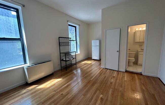 Studio, 1 bath, $2,600, Unit 5G