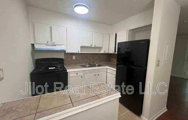 2711 Fairlee Drive Unit C3