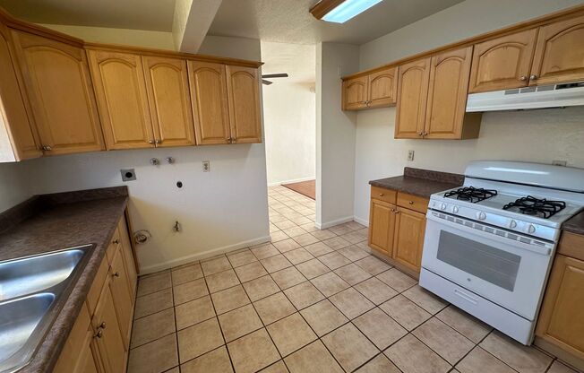 3 beds, 1 bath, $1,100