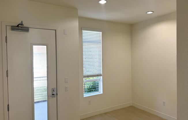 Beautiful 2+2, Bonus Room & balcony in PLAYA VISTA, every amenity, top floor