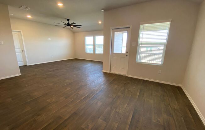 4/2/2 in Arroyo Ranch -Seguin/ Community Pool, Playground & Lawn / Seguin ISD. 2 weeks free rent off the first full month.