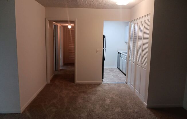 2 beds, 1 bath, 925 sqft, $1,085, Unit X07