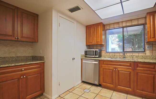 2 beds, 2.5 baths, $1,895, Unit UNIT 13