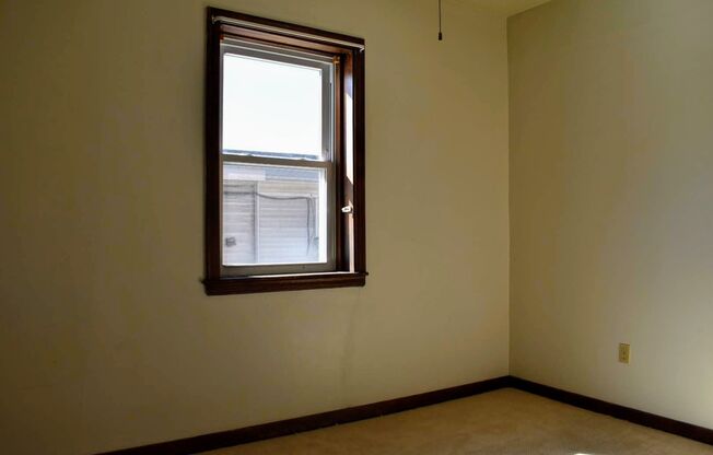 Amazing Two Bedroom in Oakland! Ample Natural Light, Central A/C & More!! Call Today!