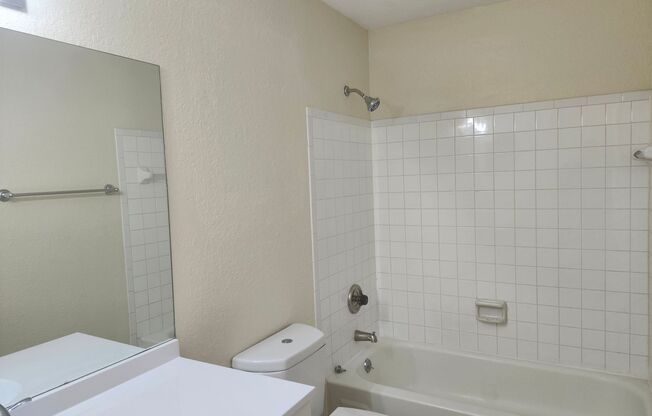 1 bed, 1 bath, $1,300, Unit Regency Gardens