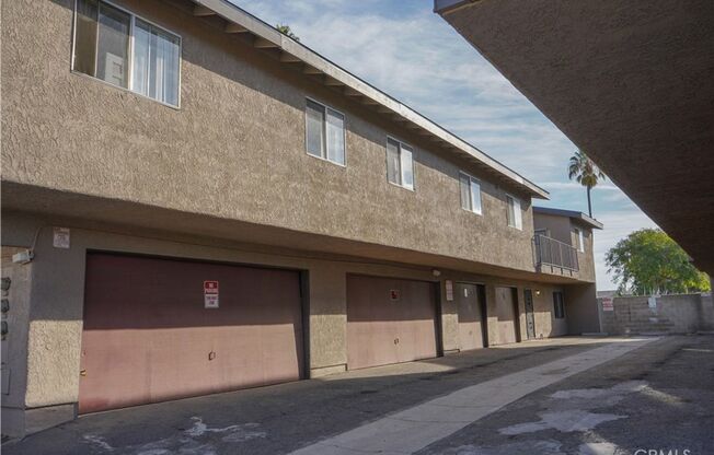 1 Bedroom Upstairs Apartment For Rent in Oxnard!