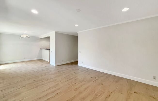 Upgraded & Spacious 2BD/2BA Condo in La Jolla Colony W/ Community Pool/Spa & Laundry!