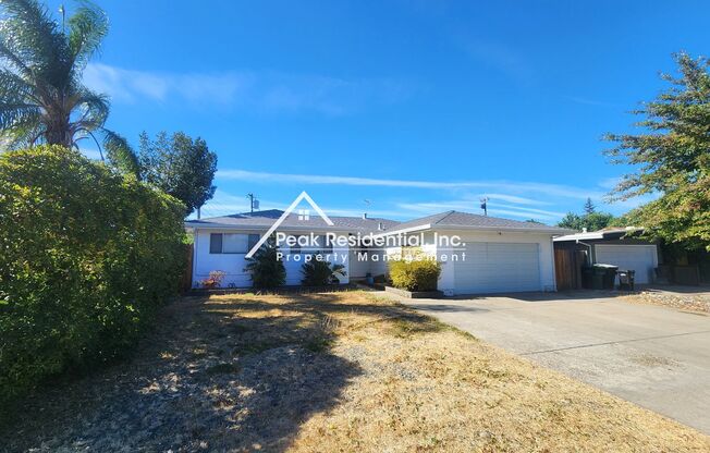 Charming 4bd/2ba Home with Large Backyard