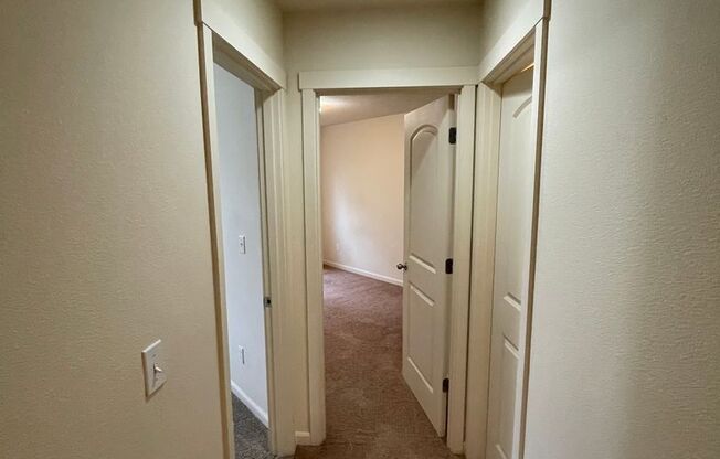 3 beds, 2.5 baths, 1,300 sqft, $1,900, Unit 424