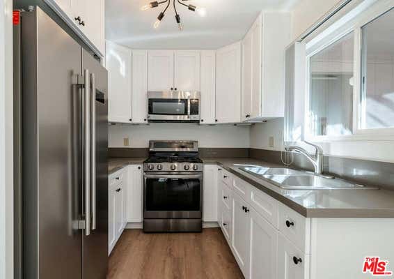 2 beds, 1 bath, 850 sqft, $2,300