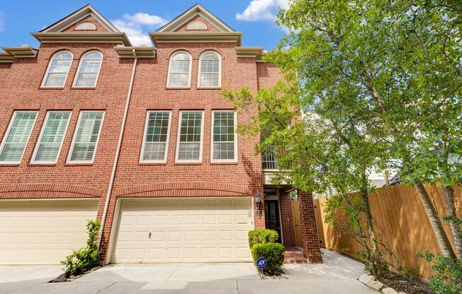 3 beds, 3/1 baths updated townhome in the heart of Montrose