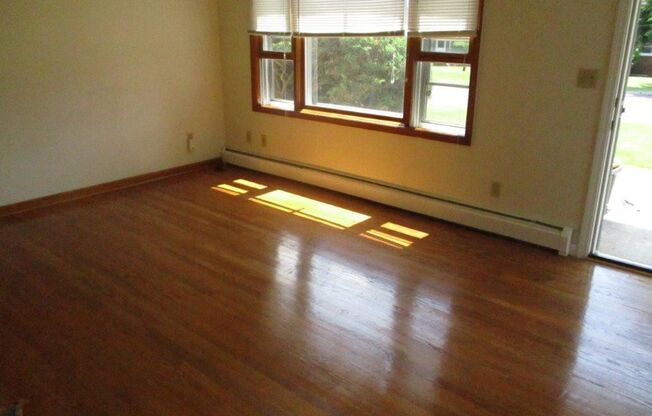 2 beds, 1 bath, 903 sqft, $1,210, Unit E-2