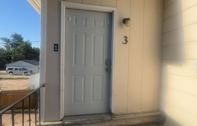 2 Bed / 1 Bath Top-Floor Apartment – Across from UNC!