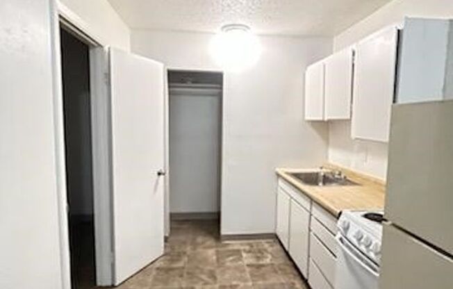 Studio, 1 bath, 260 sqft, $900