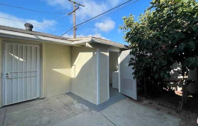 1043 3 AVE