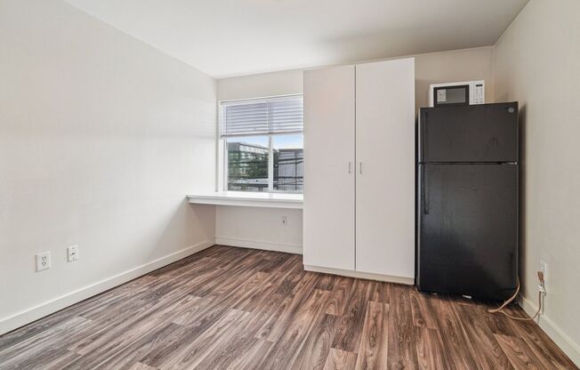 Studio, 1 bath, 200 sqft, $949, Unit 208