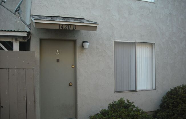 Spacious 2bedroom, 2 bathroom Townhouse w/yard & garage