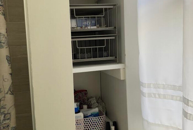 2 beds, 1 bath, $3,000, Unit 11
