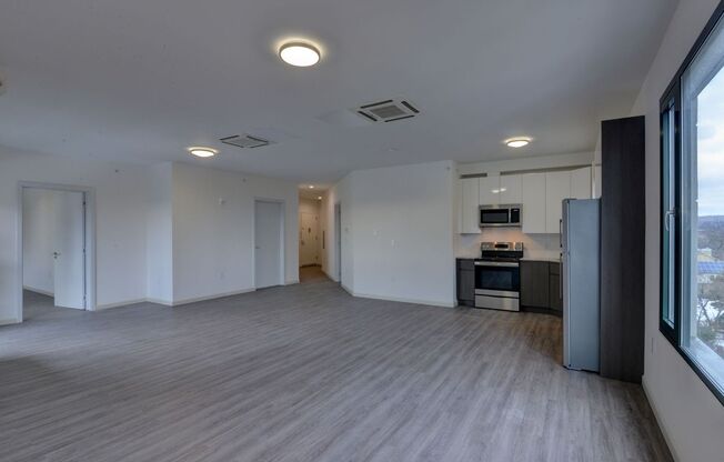 2 beds, 1 bath, $2,400, Unit 4A