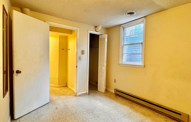 2 beds, 1 bath, 700 sqft, $1,195, Unit Unit B