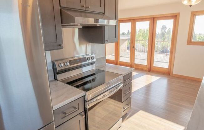 freshly remodeled 3BR/2Bth, 1064sqft penthouse apartment with an amazing location in the heart of North Berkeley's coveted Gourmet Ghetto. Move in Special----