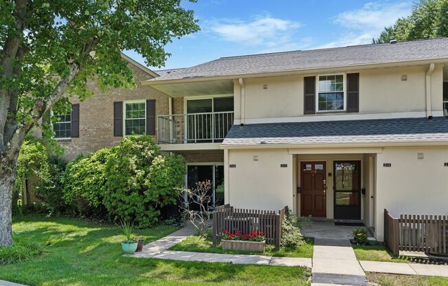 Fully Renovated 2B/2B unit in Old Forge Crossing!