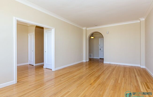 Russian Hill: Remodeled 3rd Floor Art Deco Apartment w/ Large Shared Patio & FREE Utilities