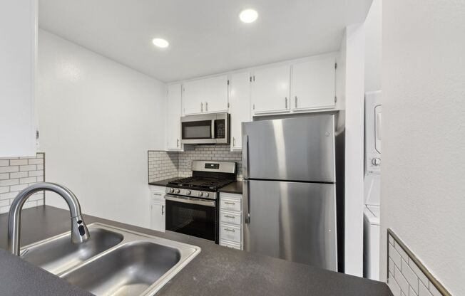 3 beds, 1.5 baths, 1,200 sqft, $2,798, Unit 409