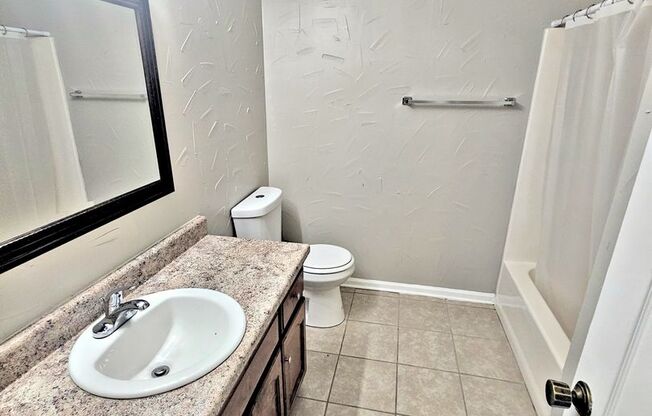 2 beds, 1.5 baths, 1,250 sqft, $975, Unit 2412 #3