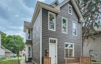 Gorgeous Main Level Newly Redone, Deck, Private Laundry, Upscale Payne-Phalen, Pets Ok!